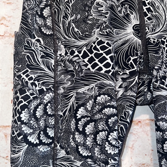 Lululemon Speed Up tight full on luxtreme 28 inch length leggings 4 zip pocket - Picture 4 of 13